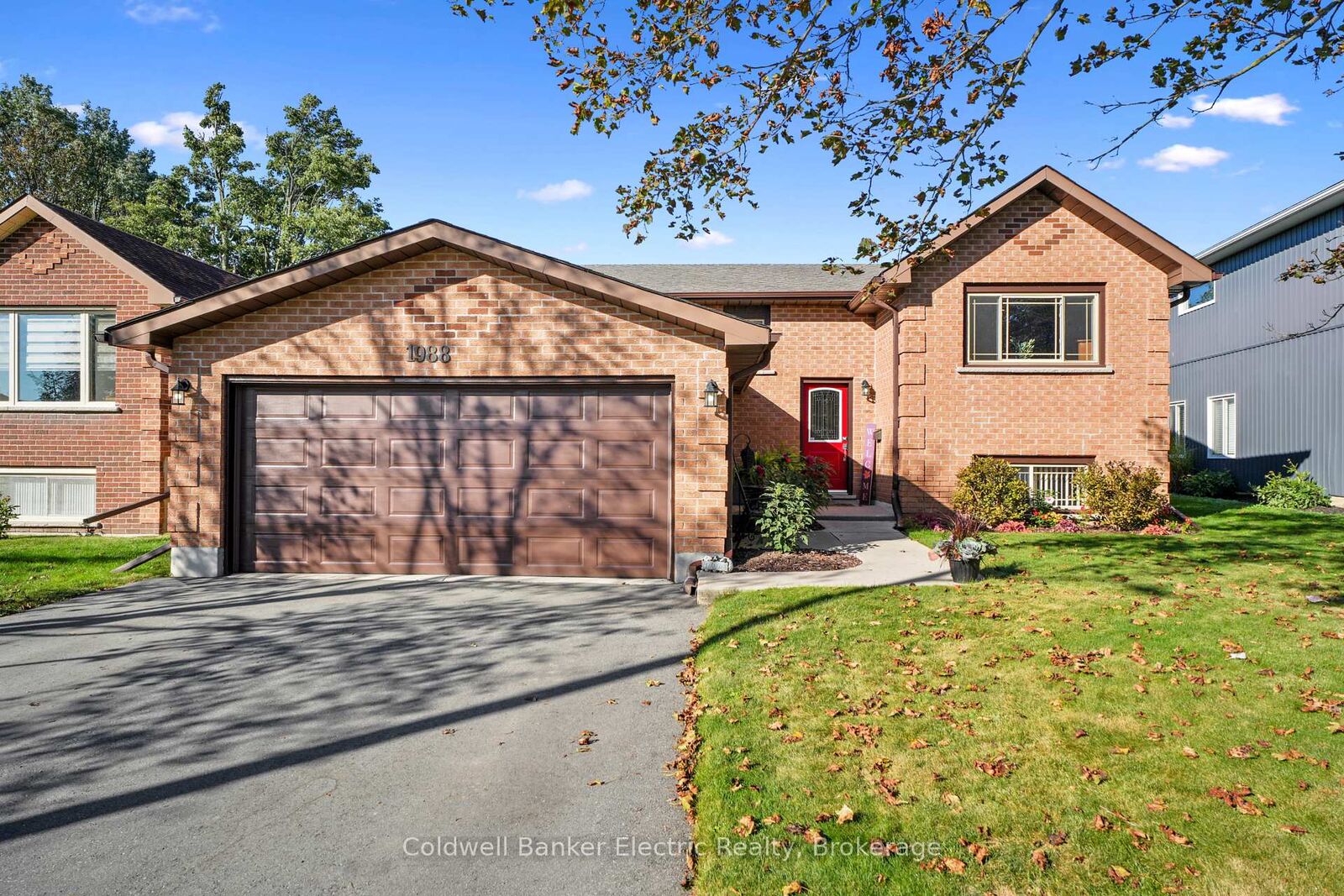 Property Photo:  1988 Mapleridge Drive  ON K9K 1Z7 