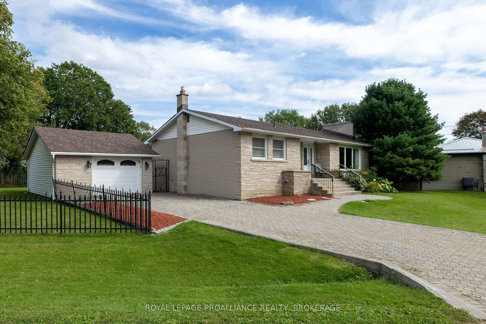 Property Photo: 424 Maple Ridge Drive ON K7M 5P3