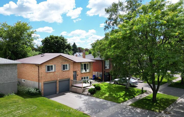 Property Photo:  39 Applewood Crescent  ON L9L 1G7 