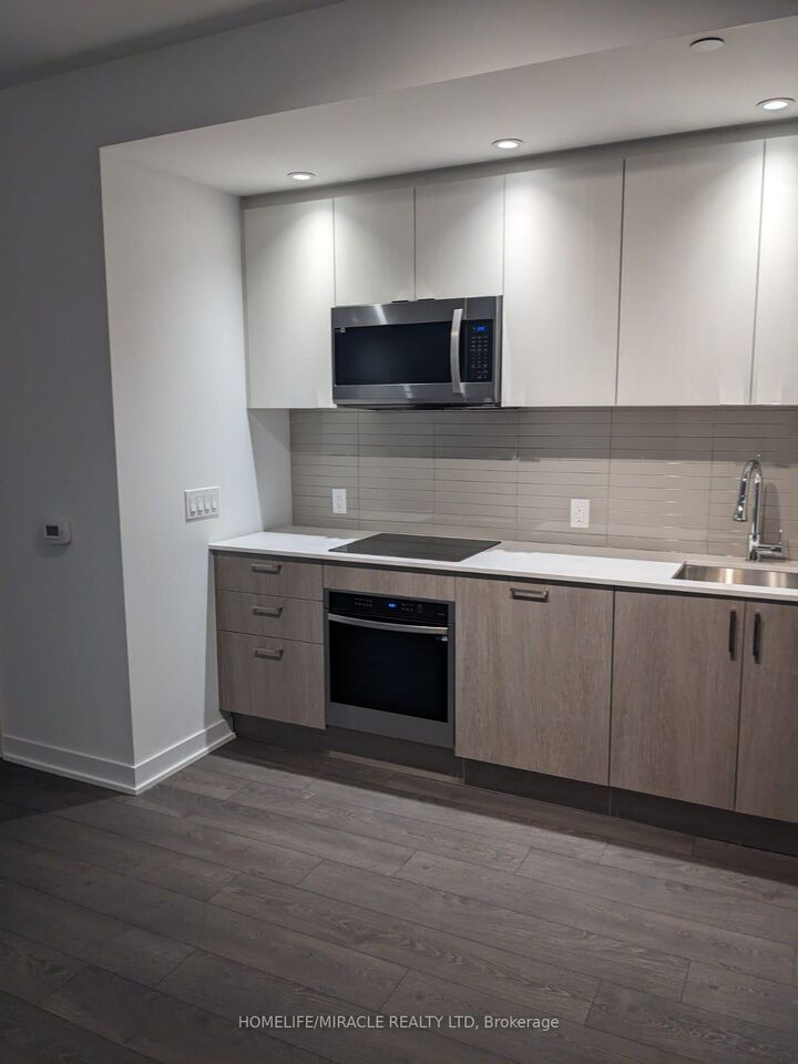 Property Photo: 1928 Lakeshore Boulevard W 3803 ON M6S 0B1