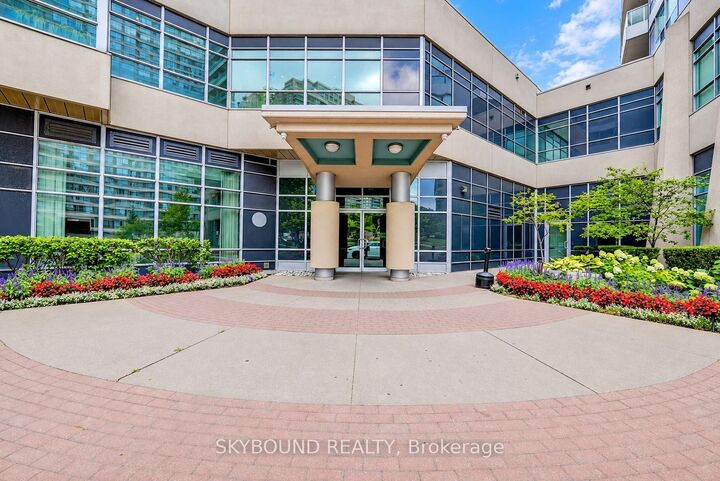 Property Photo:  33 Elm Drive W 1702  ON L5B 4M2 
