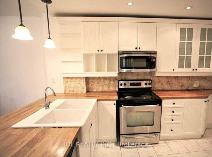 Property Photo: 298 Robert St Street One Bedroom Main Floor ON M5S 2K8