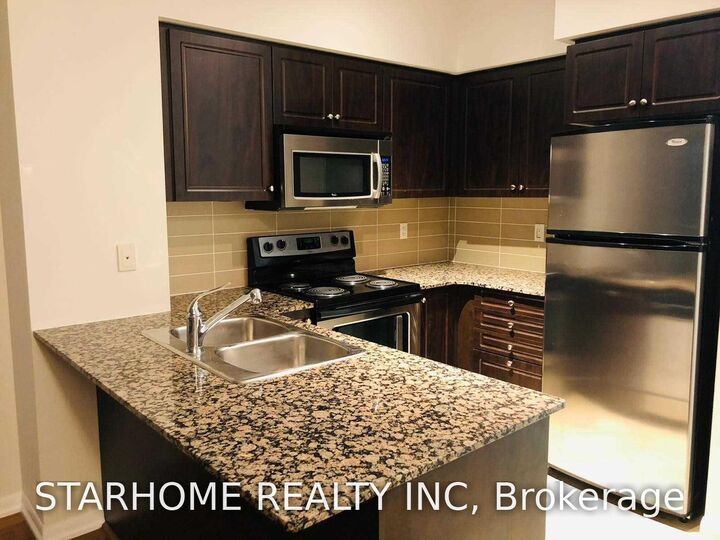 Property Photo:  215 Fort York Boulevard 3307  ON M5V 4A2 