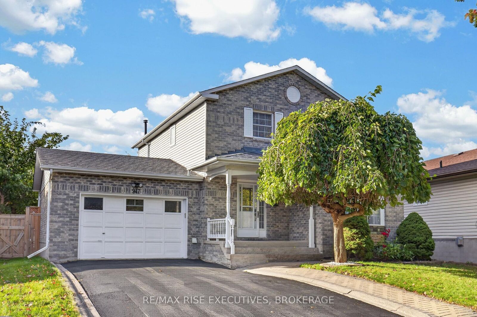 Property Photo:  947 Prestwick Crescent  ON K7M 8G7 