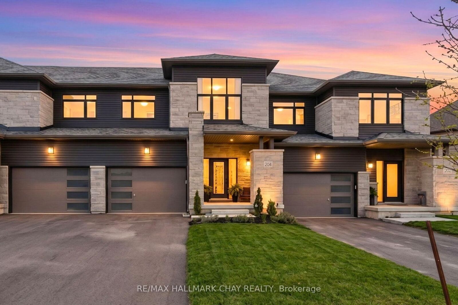 Property Photo: 204 Rosanne Circle ON L9Z 0N3
