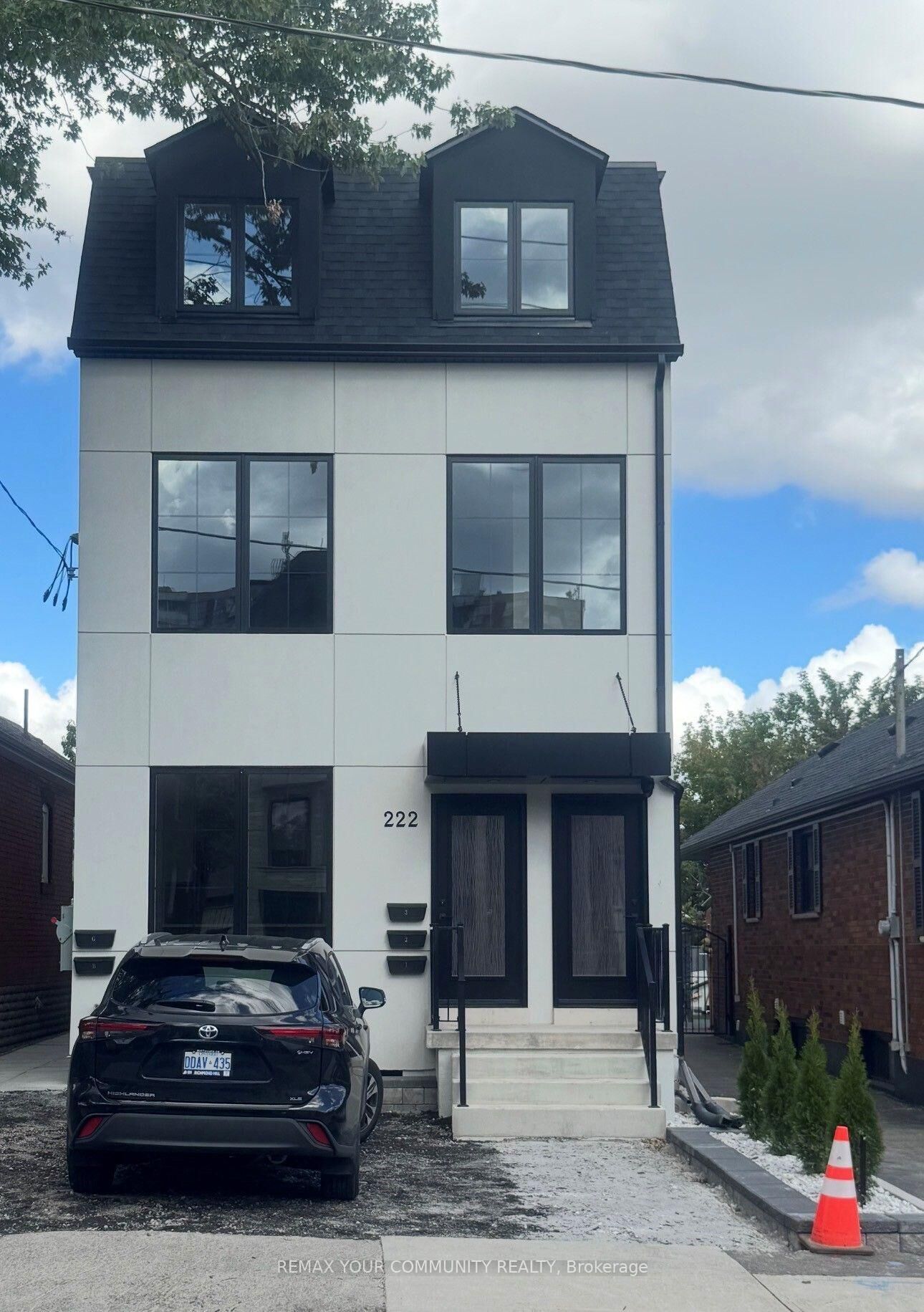 Property Photo:  222 Belgravia Avenue 3  ON M6E 2M8 
