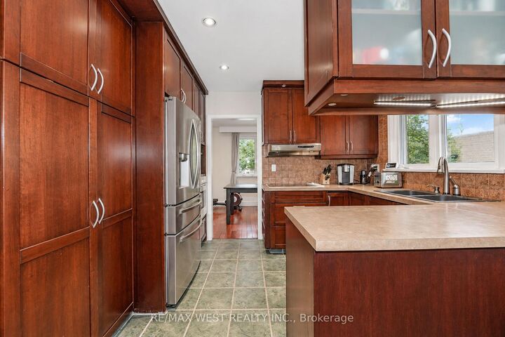 Property Photo:  3062 O'Hagan Drive  ON L5C 2C5 