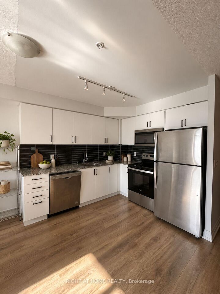 Property Photo: 20 Meadowglen Place 1607 ON M1H 2Y5