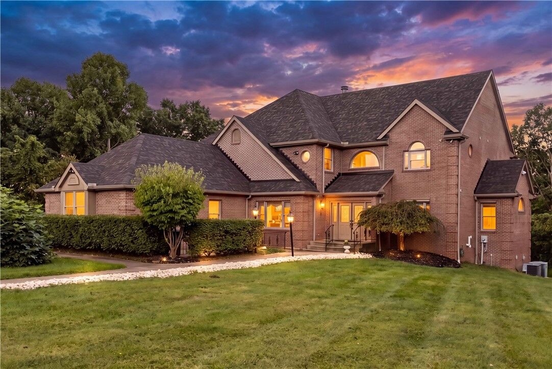 Property Photo: 544 Green Parrot Ln PA 15065