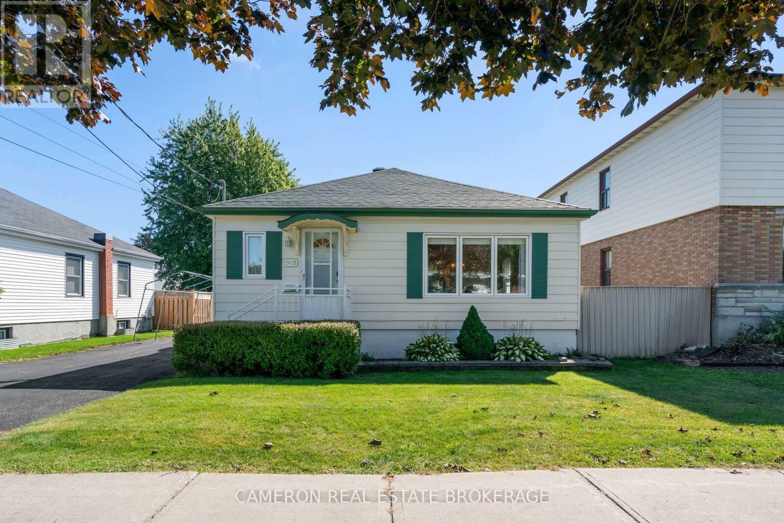 Property Photo:  905 Third Street East  ON K6H 2E8 