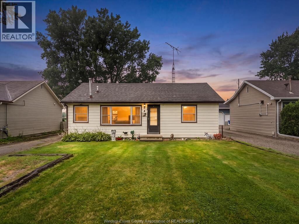 Property Photo:  4 Standaert Road  ON N7M 5J7 