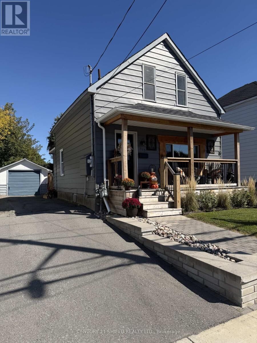 Property Photo:  813 York Street  ON K6J 4A7 