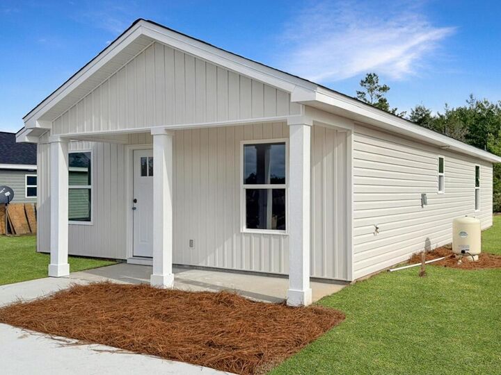 Property Photo: 5427 Bayleaf Drive FL 32539