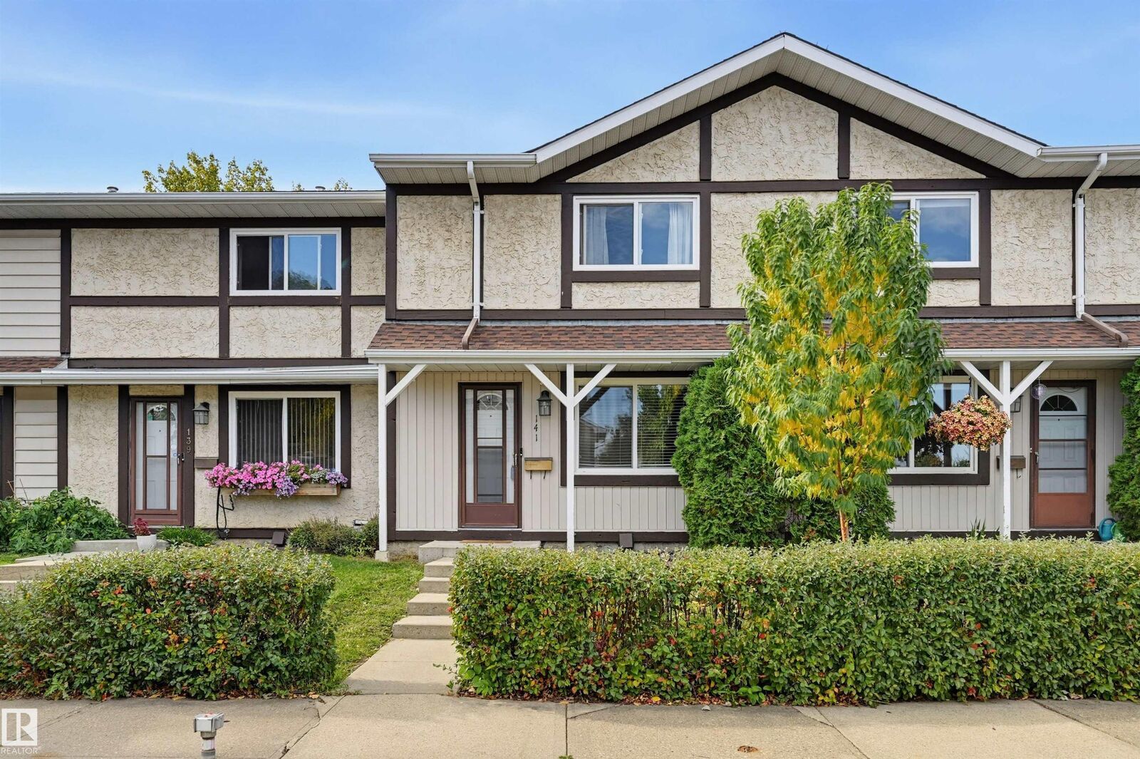 Property Photo:  141 Tudor Lane NW  AB T6J 3T5 