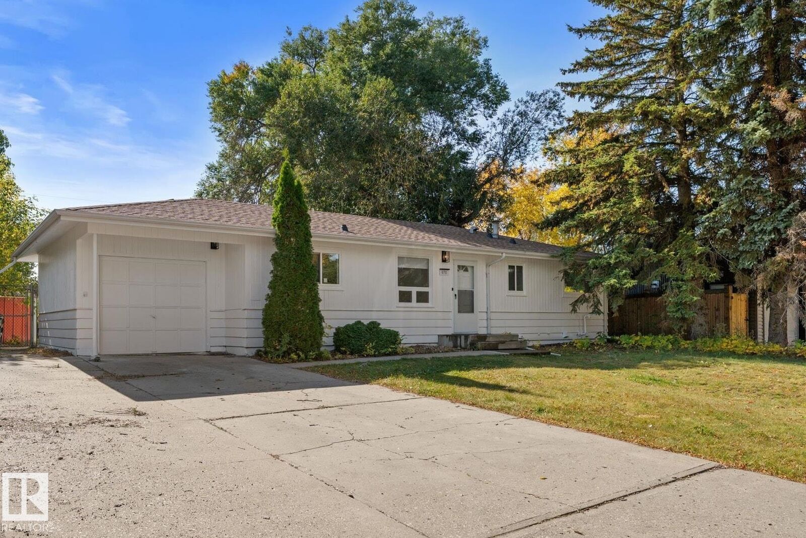 Property Photo:  970 Alder Ave  AB T8A 1V6 