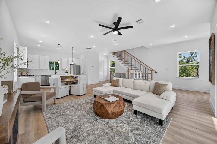 Property Photo: 320 Walthall Drive B TX 77022