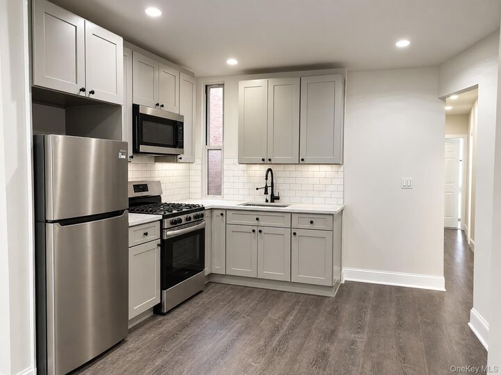 Property Photo:  1997 Morris Avenue 2  NY 10453 