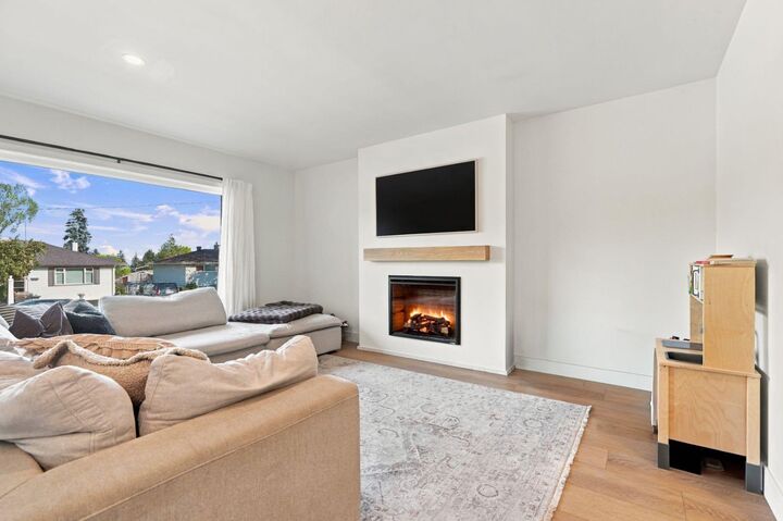 Property Photo:  6031 Thornbank Drive NW  AB T2K 3P4 
