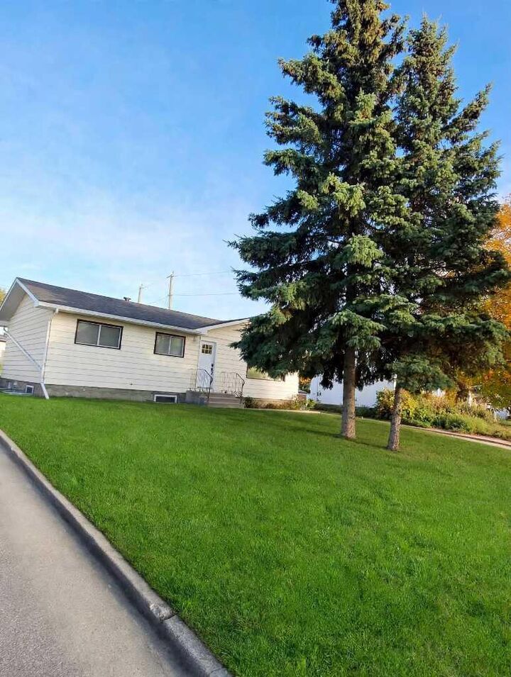 Property Photo:  11211 96A Street  AB T8V 2B1 