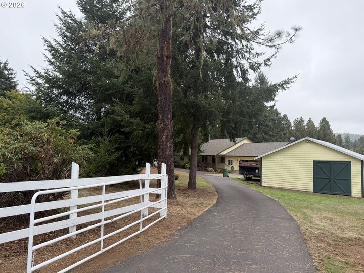 Property Photo:  32190 Lynx Hollow Rd  OR 97426 