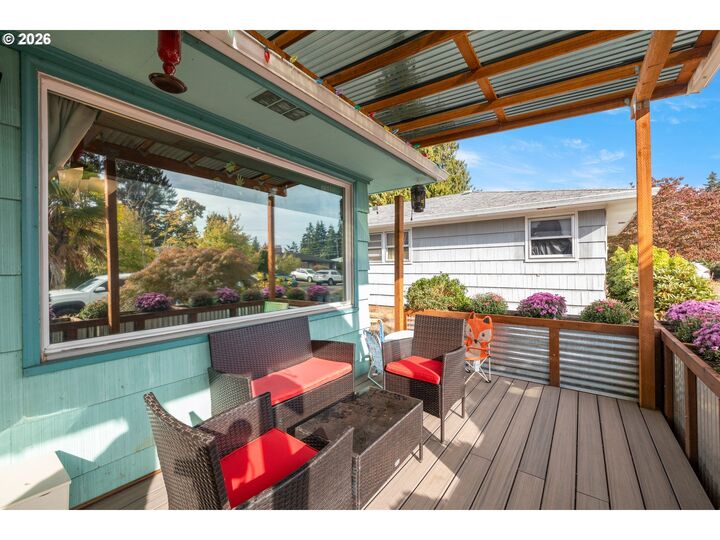 Property Photo:  605 SE 166th Pl  OR 97233 