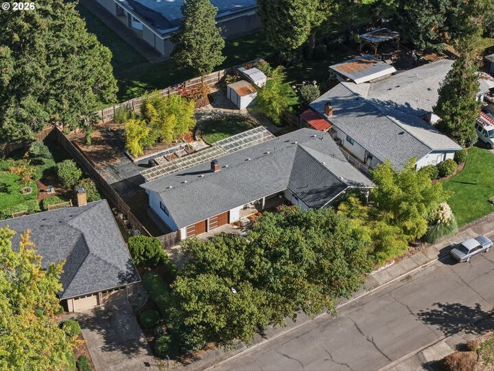 Property Photo: 3465 Strathmore Pl OR 97405