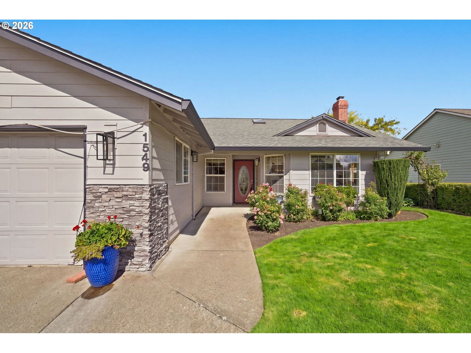 Property Photo:  1549 SW Fellows St  OR 97128 