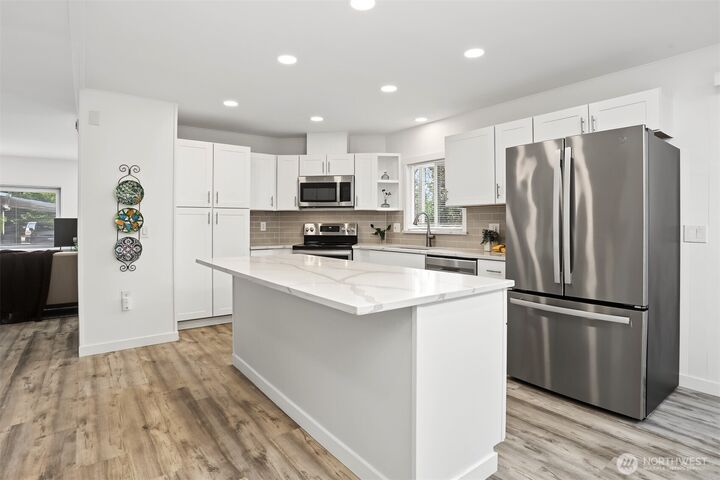 Property Photo: 1121 244th Street SW 6 WA 98021