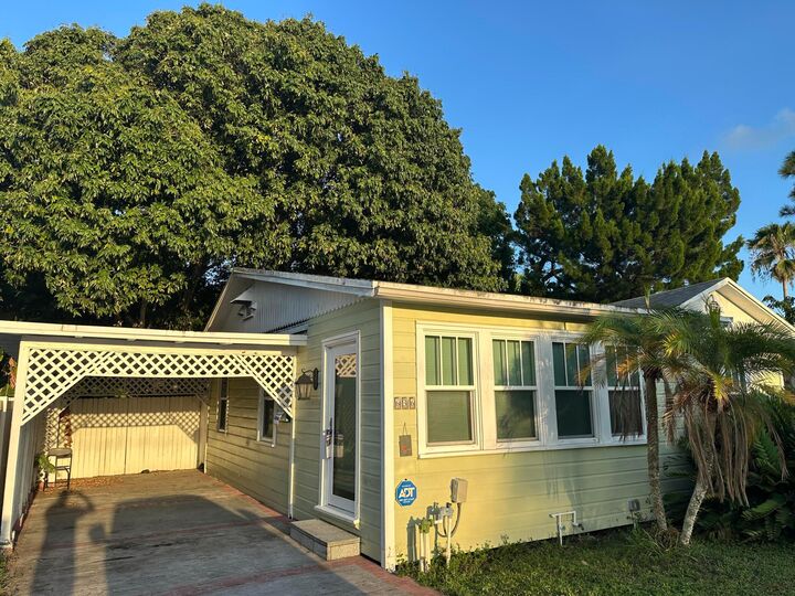 Property Photo:  636 SW 7th Avenue  FL 33315 