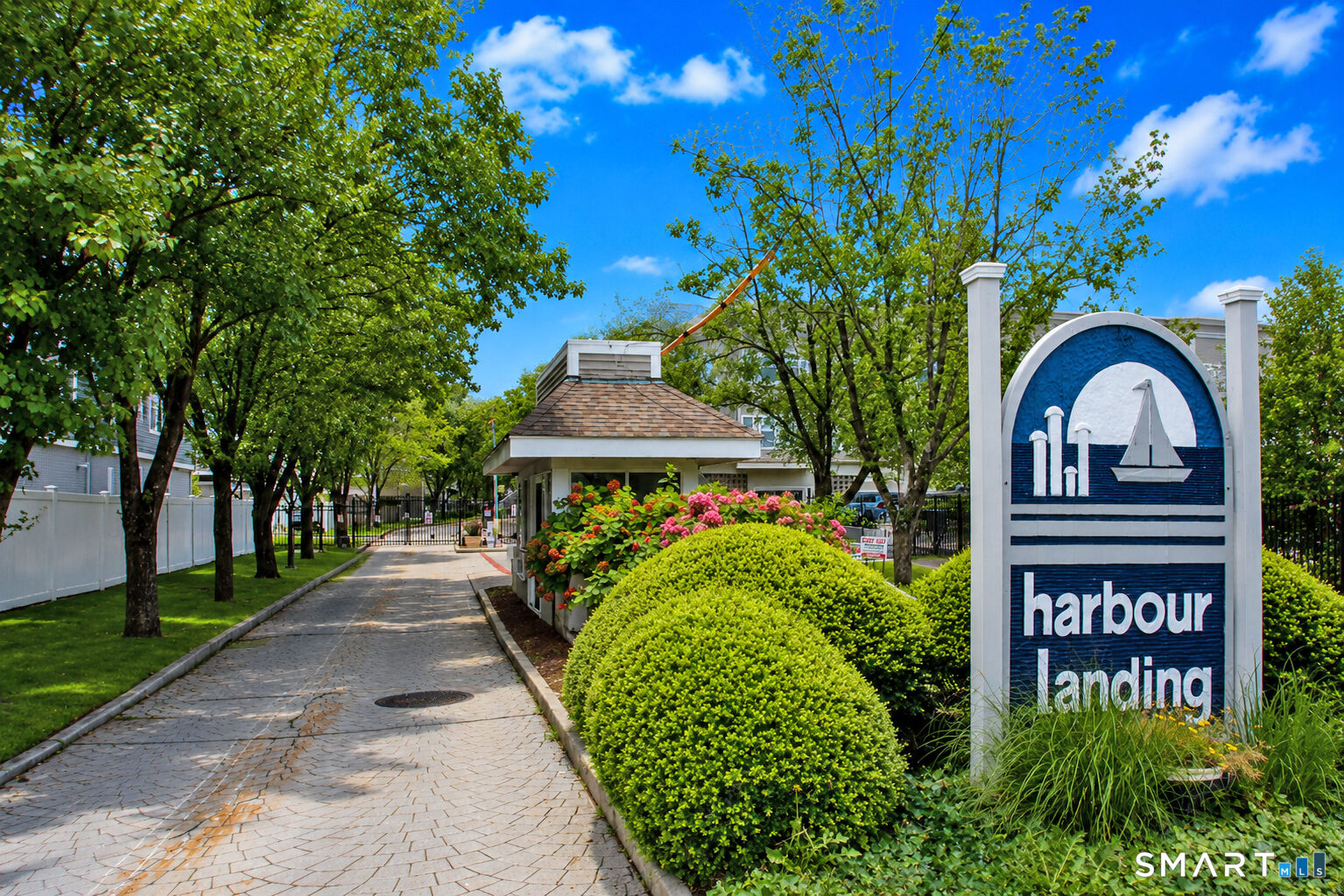 Property Photo:  14 Harbour Close 14  CT 06519 