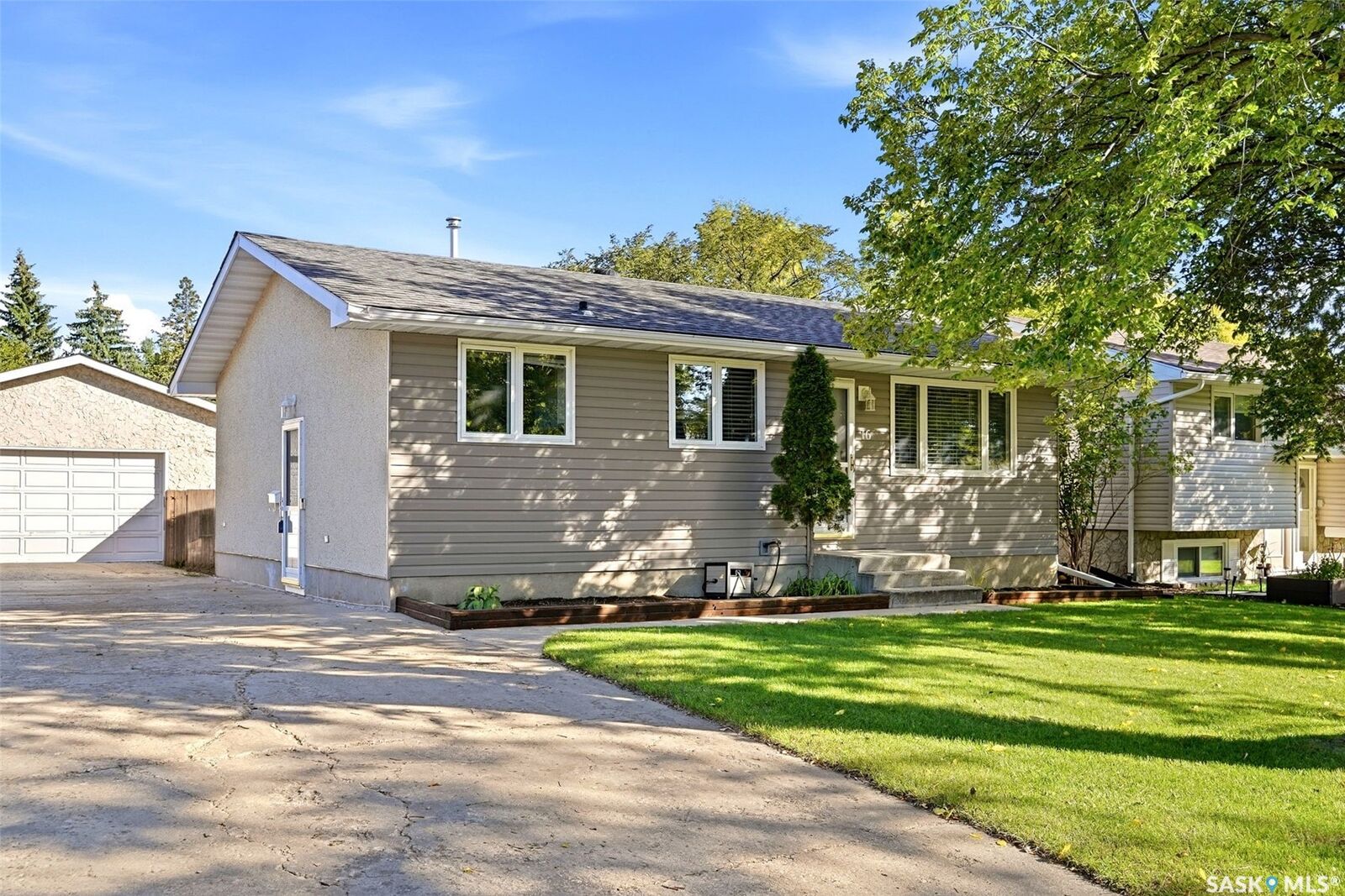 Property Photo:  16 Sandison Crescent  SK S4R 6R9 