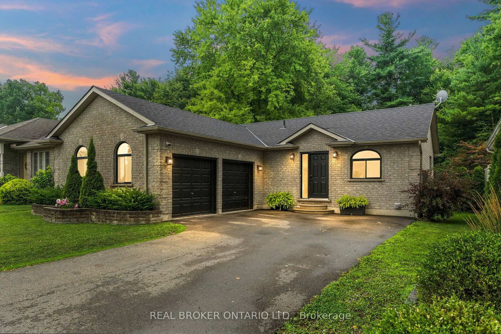 Photo de la propriété: 53 Hawtrey Road ON N4B 2W5