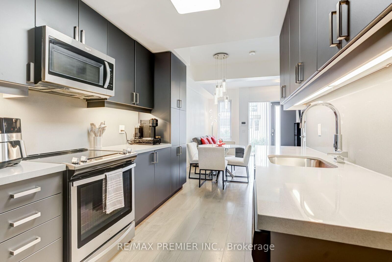 Property Photo:  1010 Portage Parkway Th 5  ON L4K 0K3 