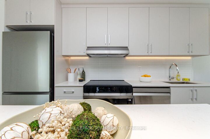 Property Photo:  398 Roosevelt Avenue 203  ON K2A 1Z3 
