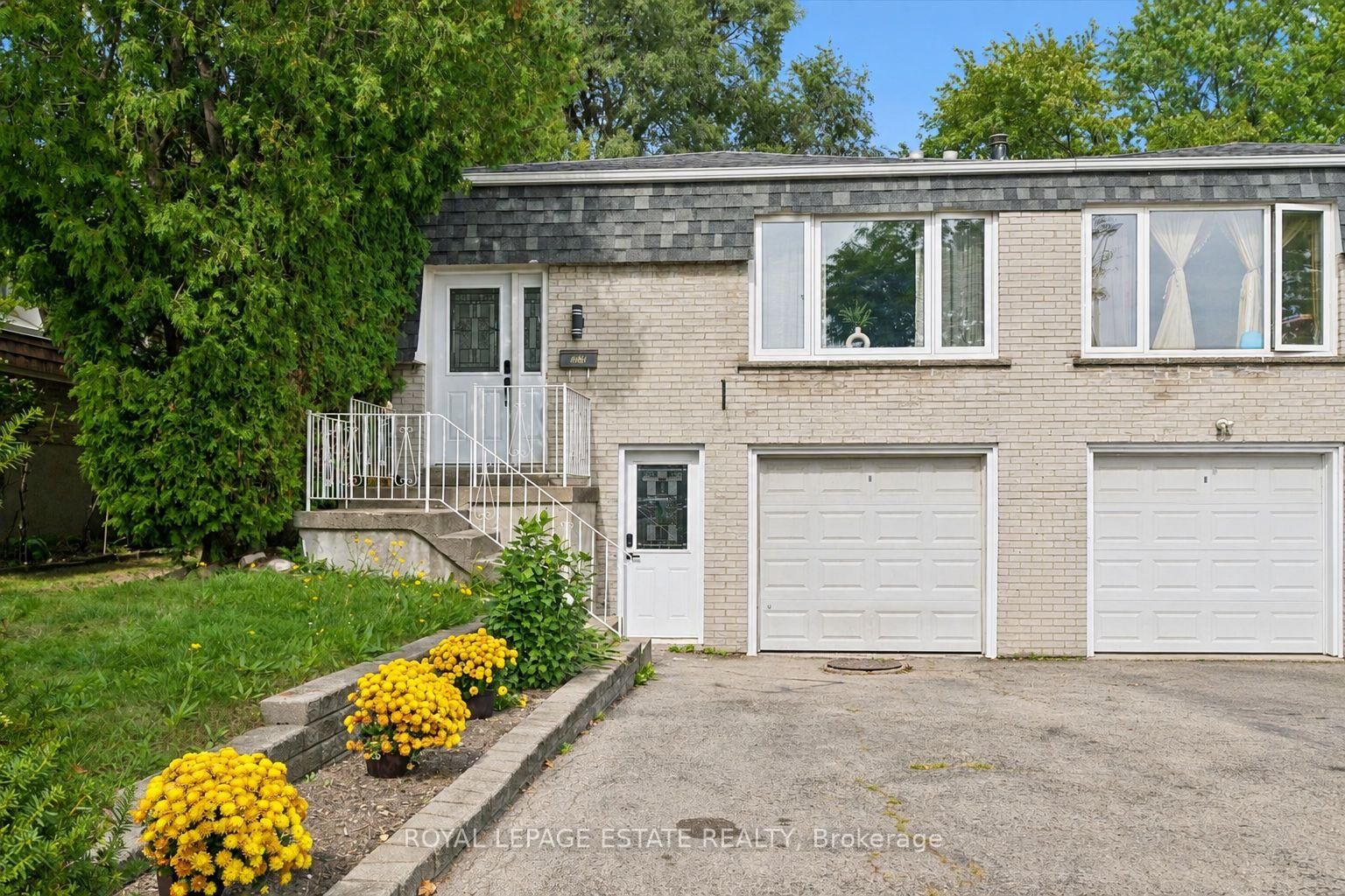 Property Photo:  3325 Strabane Drive  ON L5C 1W9 