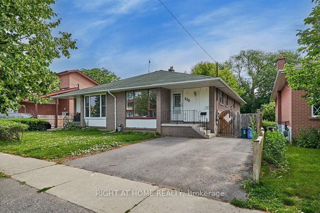 Photo de la propriété:  213 Cabot Street  ON L1J 5S2 