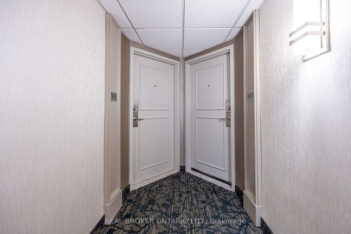 Property Photo:  1333 Bloor Street 1809  ON L4Y 3T6 