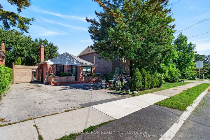 Photo de la propriété:  84 Ranee Avenue  ON M6A 1N2 