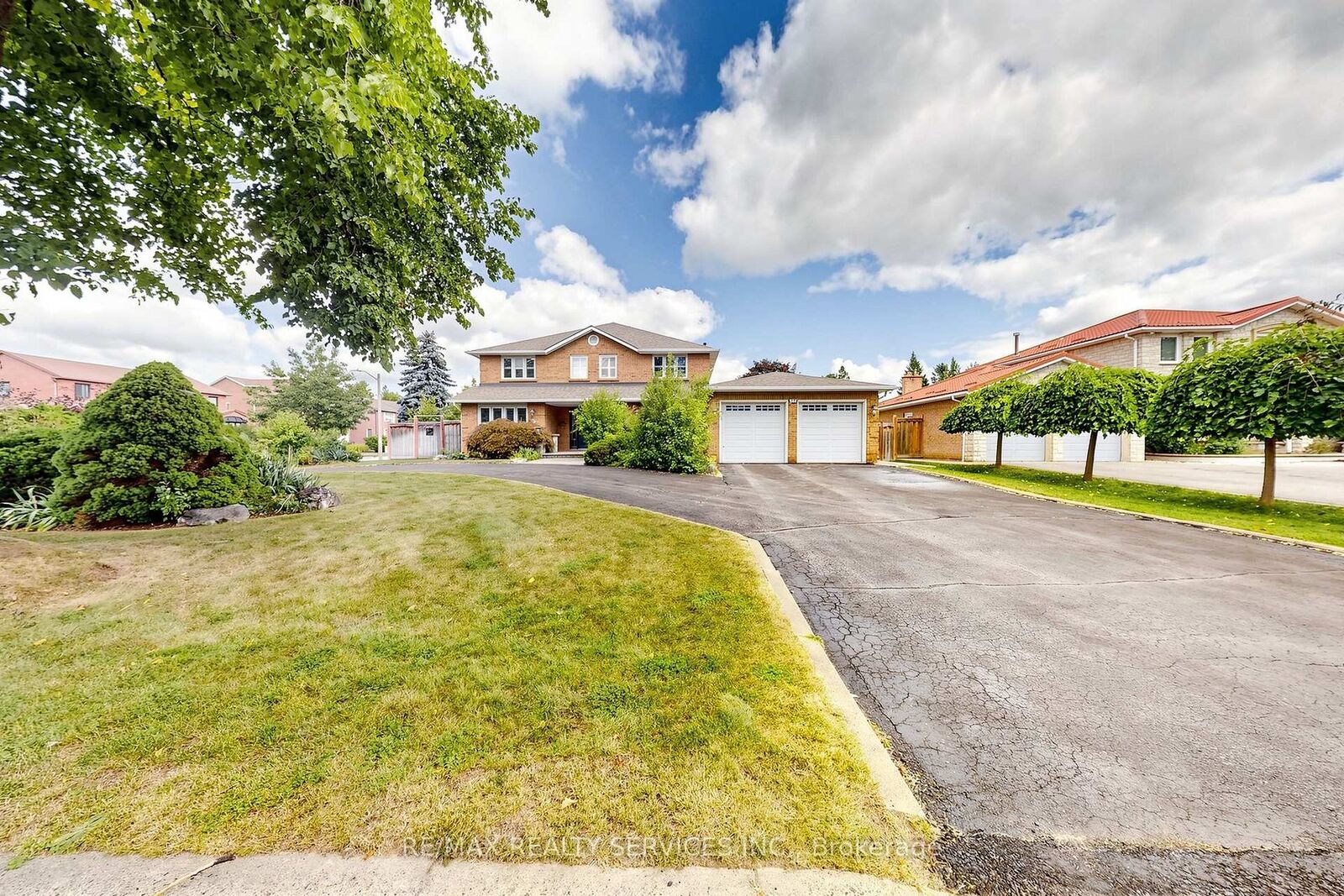 Property Photo: 35 Linden Crescent ON L6S 4G1