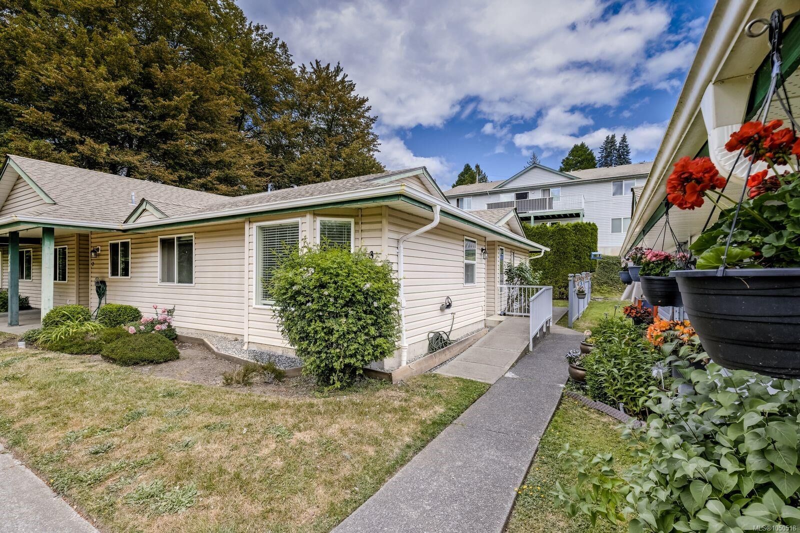 Property Photo:  450 Gail Pl #3  BC V9R 5W4 