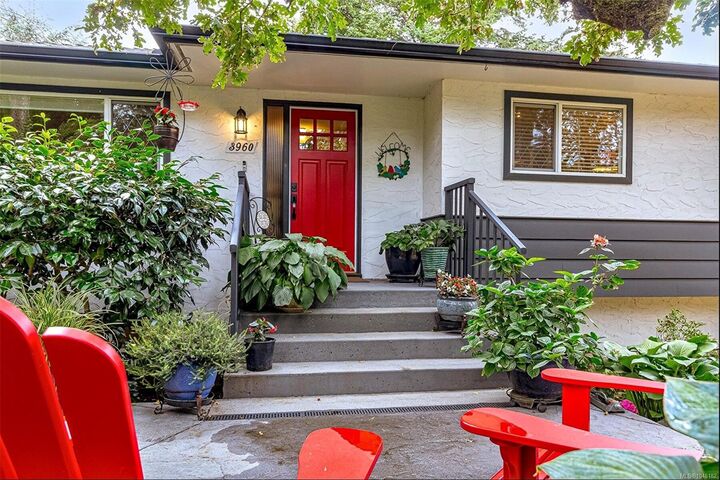 Property Photo:  3960 Cumberland Rd  BC V8P 3J8 