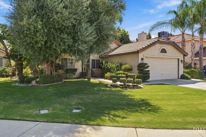 Property Photo: 8613 Willow Spring Court CA 93312