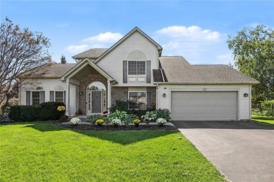 Property Photo:  517 Willowgate Drive  NY 14580 
