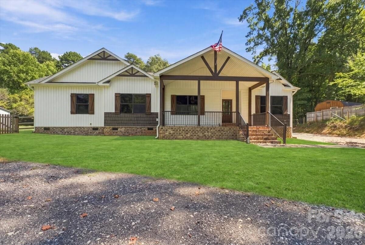 Property Photo: 2481 Shelton Avenue NC 28677