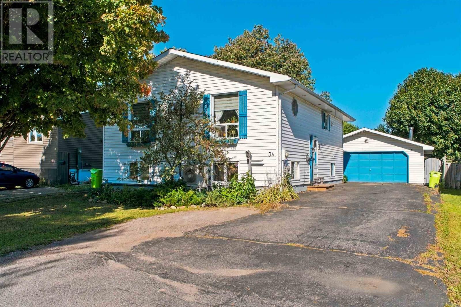 Property Photo: 34 Sutton Pl ON P6A 6B4
