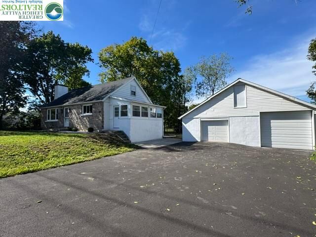 Property Photo:  1561 Limeport Pike  PA 18036 