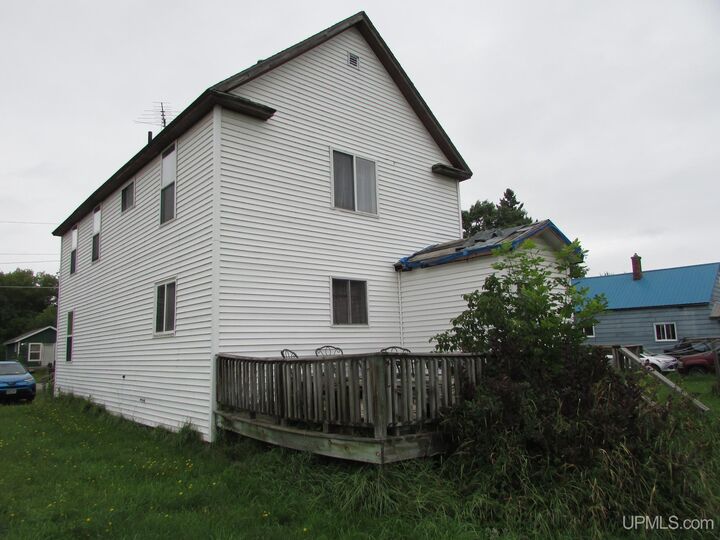 Property Photo:  409 Lyons Street Street  MI 49908 