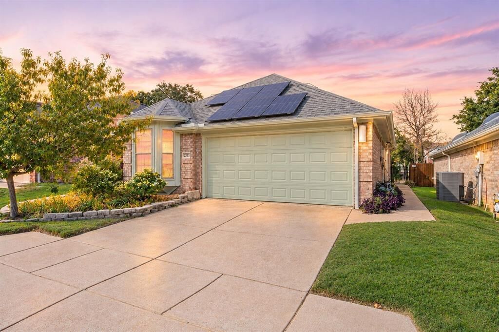 Property Photo: 2233 Wembley Wood Lane TX 76022
