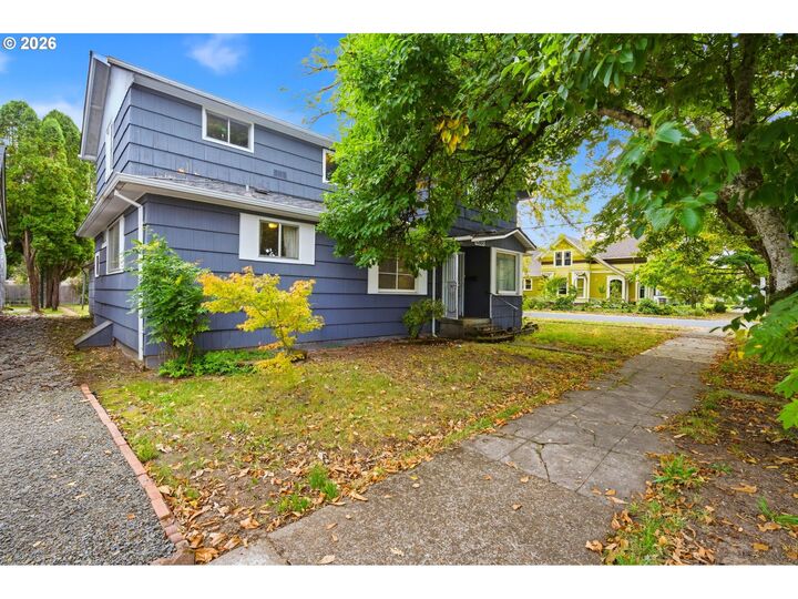 Property Photo:  806 NE Galloway St  OR 97128 