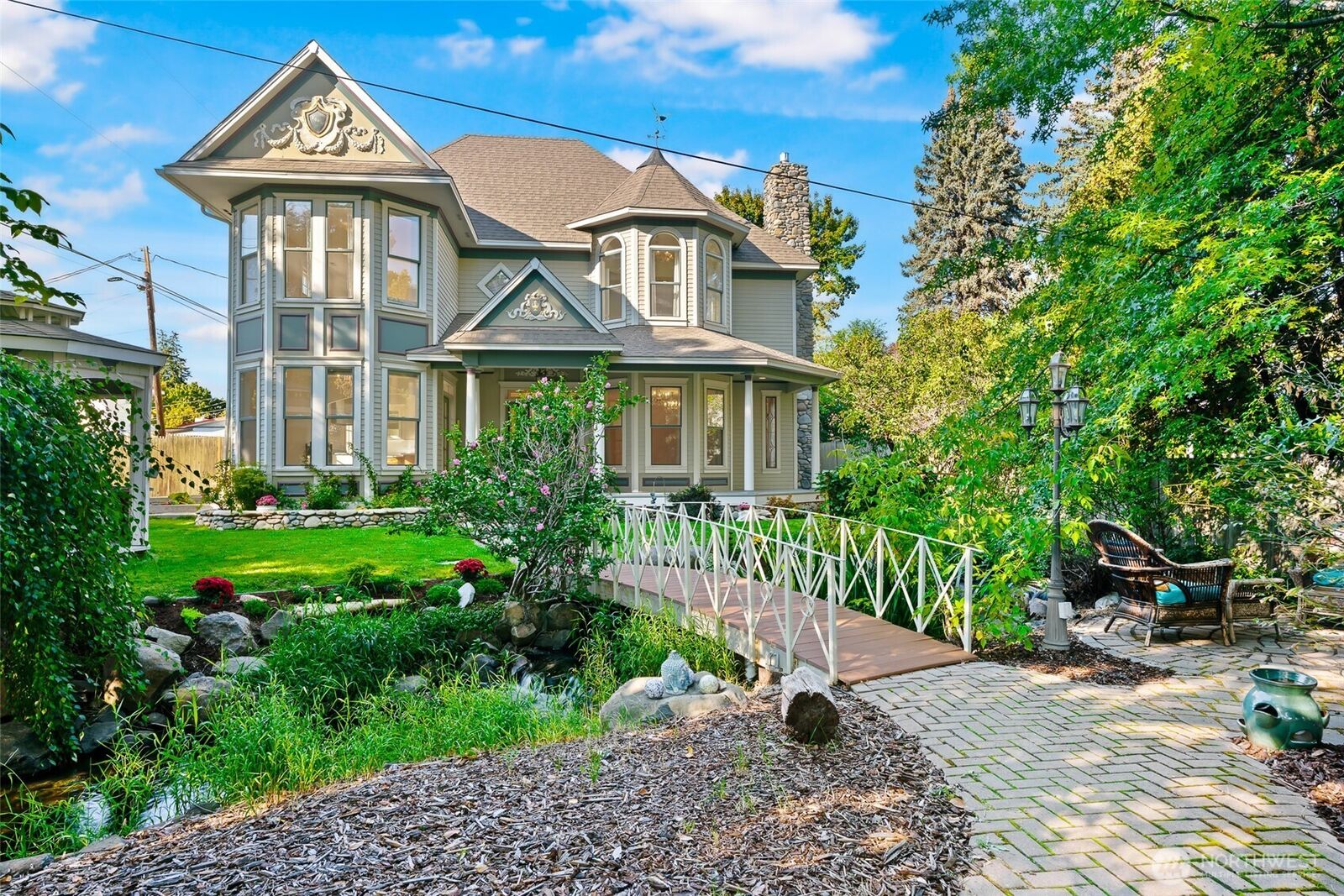 Property Photo:  605 E 4th Avenue  WA 98926 